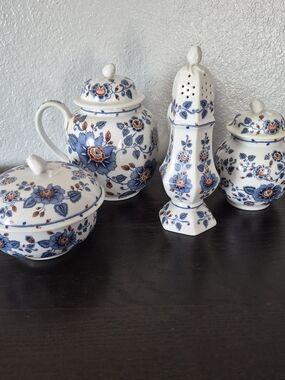 Vintage 1979 Estée Lauder Porcelain Collectible Vanity Set – 4 Piece Blue Floral